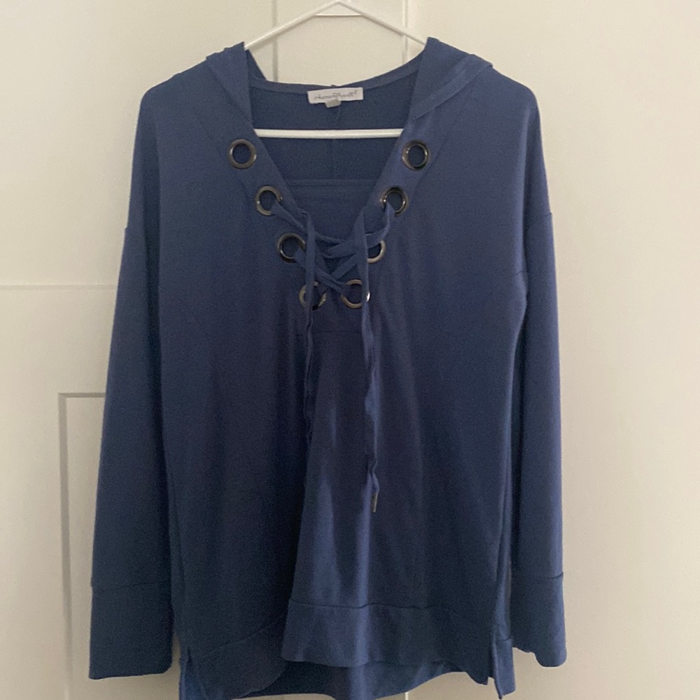 Women’s lightweight sweatshirt. Size M